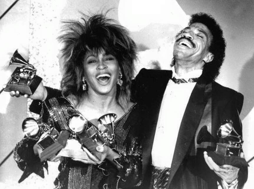 Лайнъл Ричи и Тина Търнър получават Грами през 1985 г.