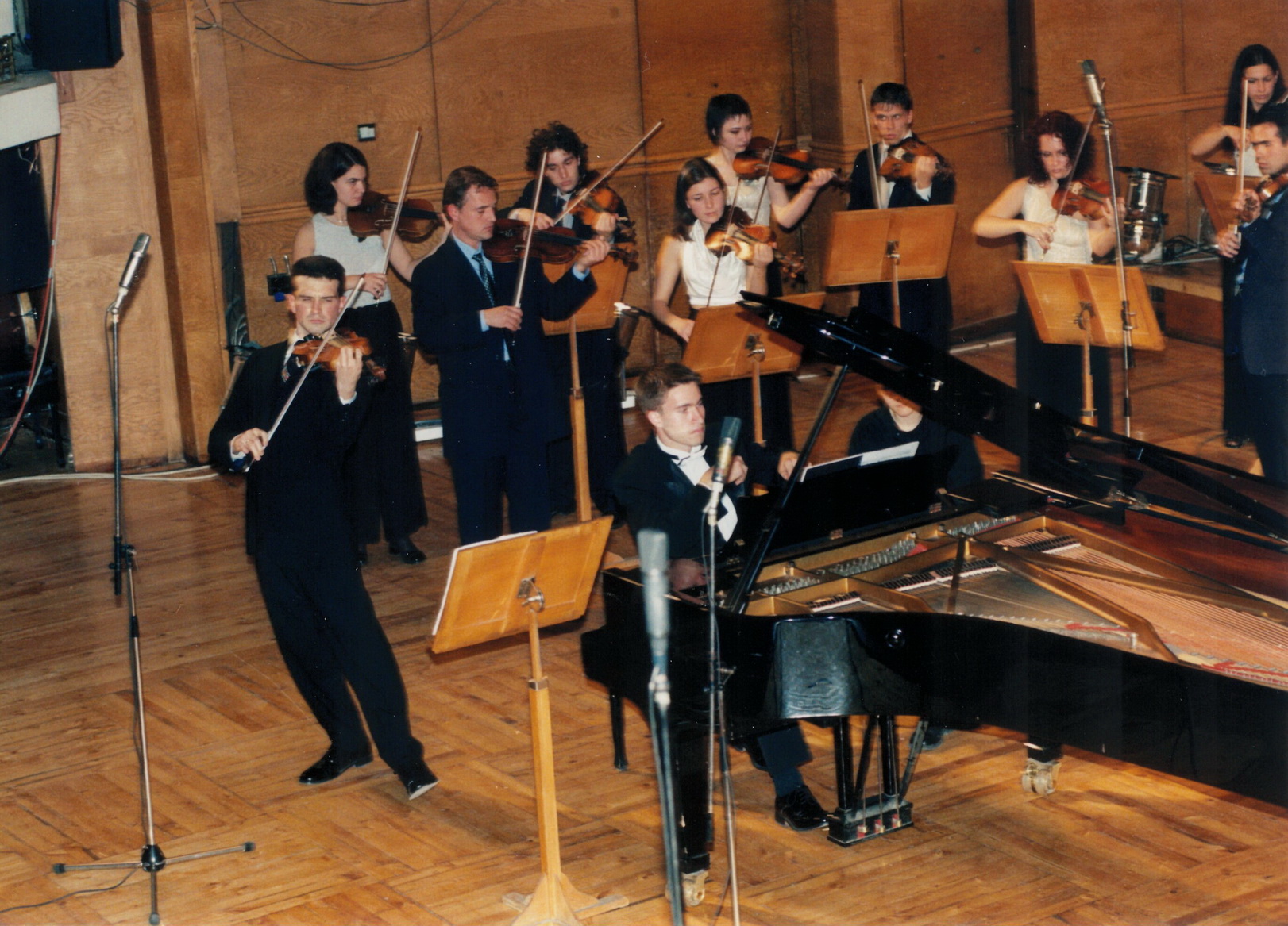 Светлин Русев и Георги Черкин с Оркестъра на Класик ФМ през 2002 г.