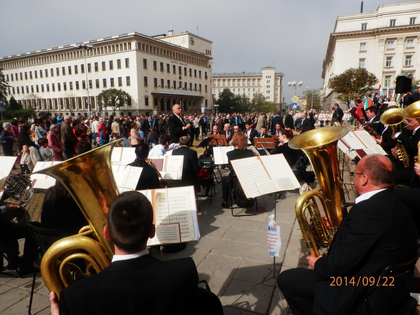 Софийският духов оркестър свири под диригентството на Юли Дамянов в центъра на София на честването на Деня на независимостта
