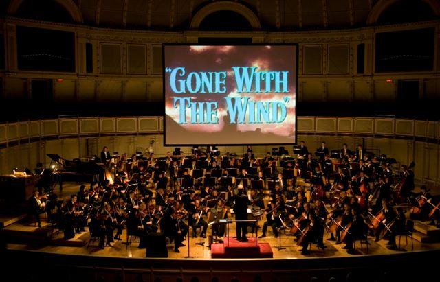 Ричард Кауфман дирижира Симфоничния оркестър на Чикаго в концерт с филмова музика