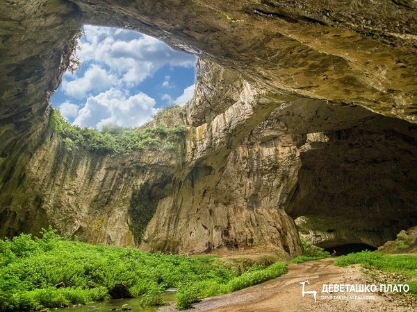 Пещерата в местността Гарваница
