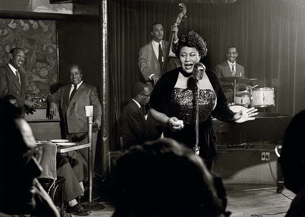 Ела Фицджералд в Downbeat в Ню Йорк през 1949 г. Снимка: Хърман Ленард. Източник: интернет.
