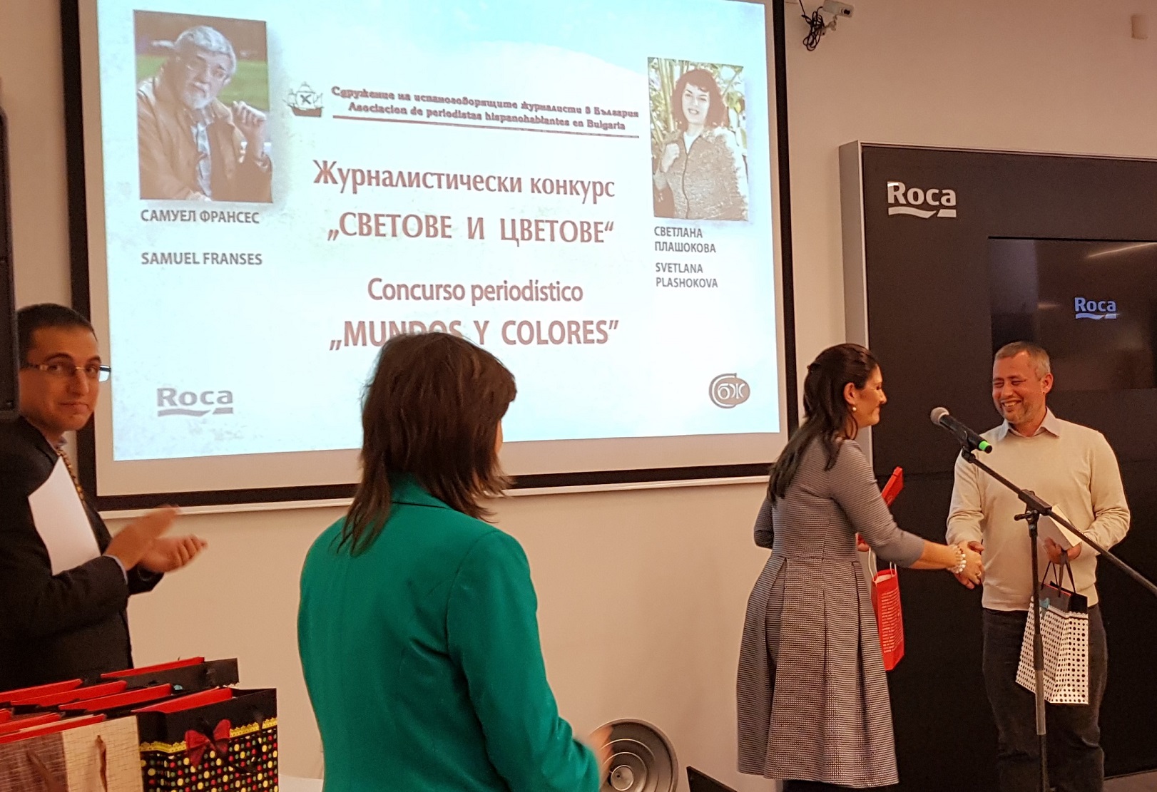 Весела Петрова връчва наградата на Светослав Николов
