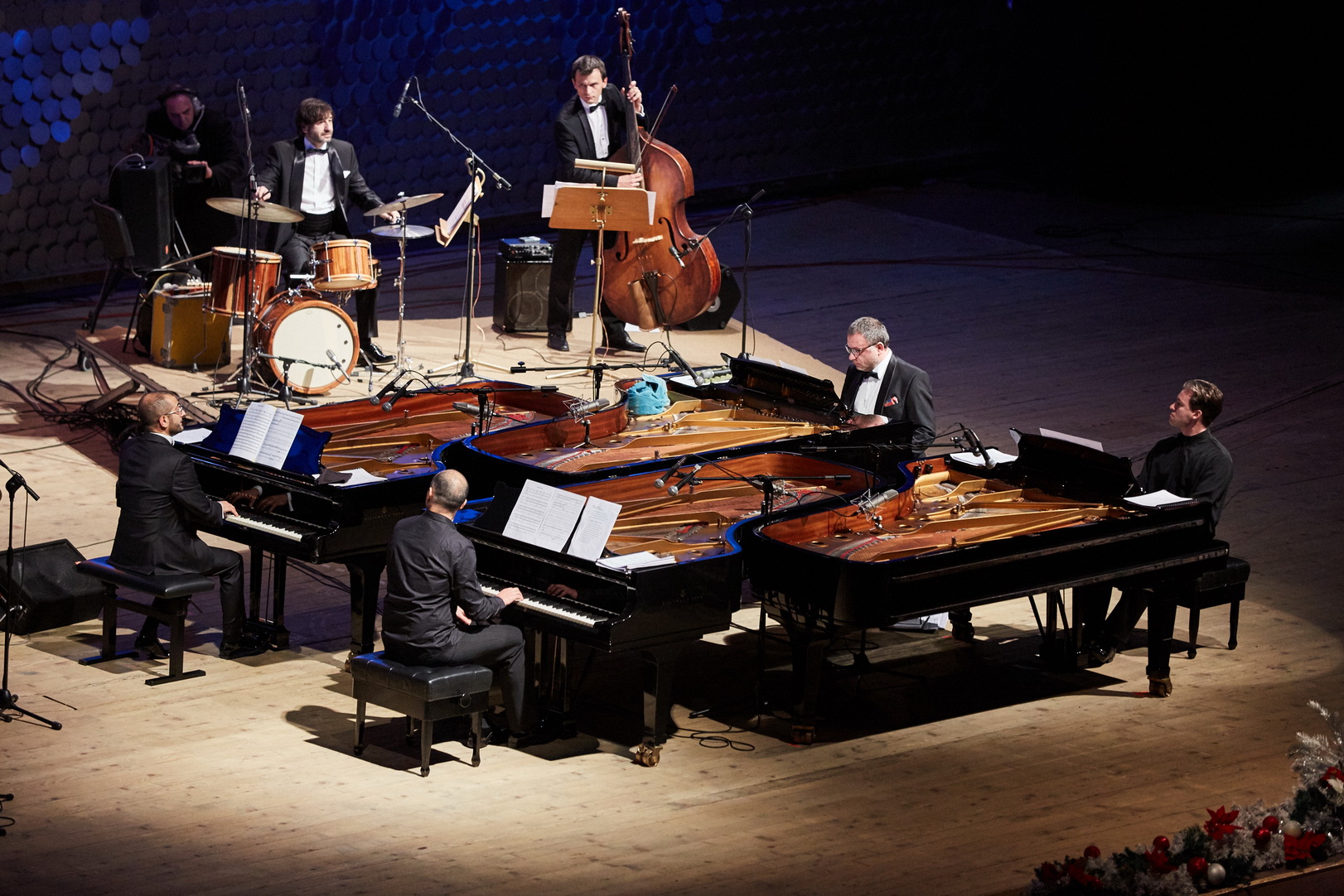 Четиримата пианисти на сцената на Зала 1 на НДК в хитов концерт