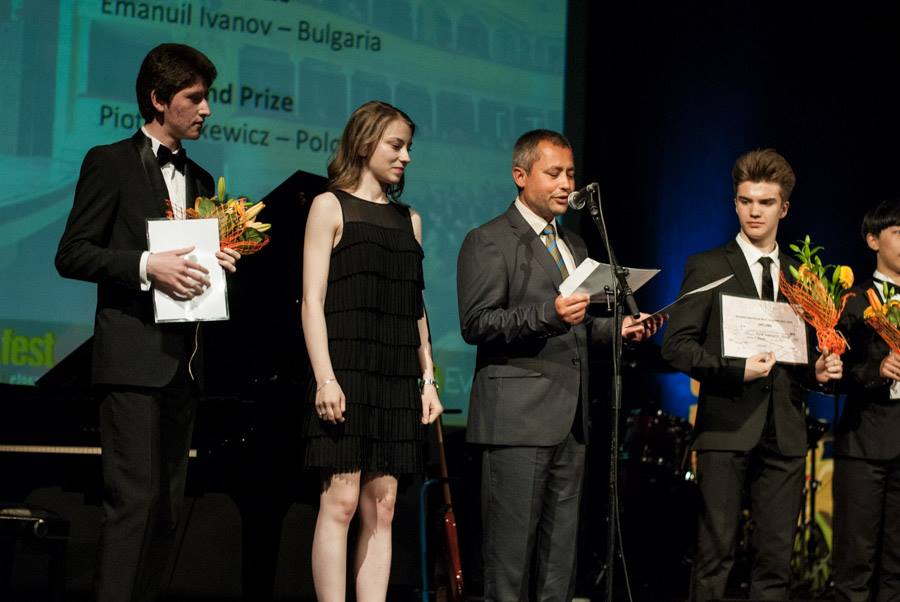 Светослав Николов връчва на Емануил Иванов първата награда от конкурса „Дину Липати“ в Букурещ