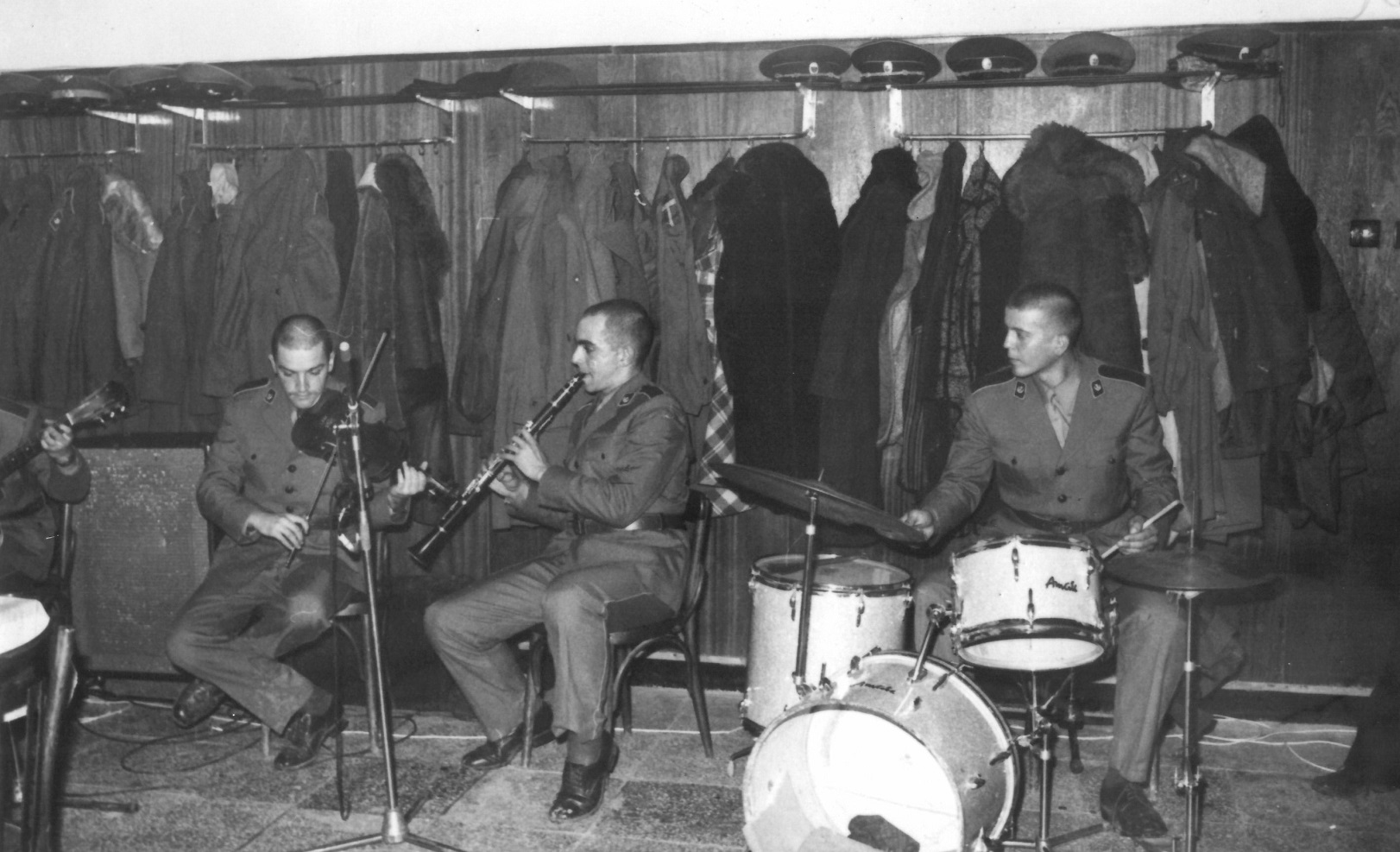 На клетвата в казармата през 1979 г. с Христо Йоцов на барабаните и Борис Левиев, който по-късно става кларинетист в операта