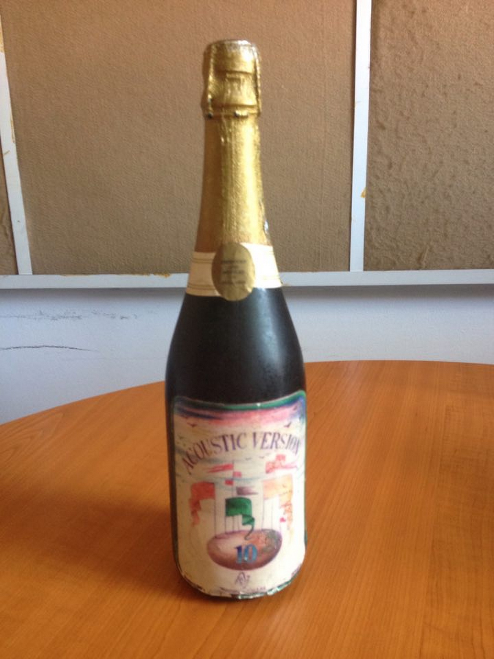 Бутилка шампанско, на която Петър Славов слага специален етикет по случай юбилея на „Акустична версия“. Христо Йоцов пази бутилката и до днес.