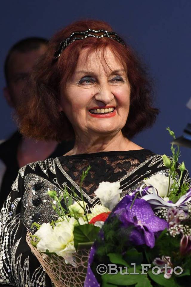 Мими Николова на бенефиса си за 60 години на сцената