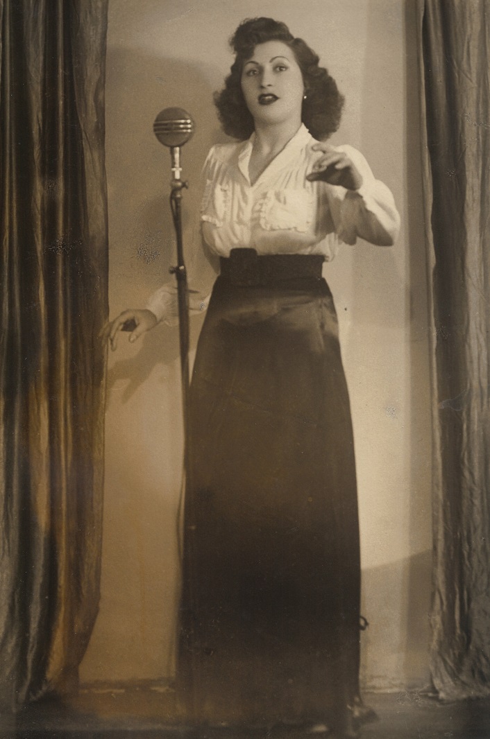 Първата снимка на Лени Вълкова като певица, автор:фотограф-художник Петър Папакочев, 1945 г.