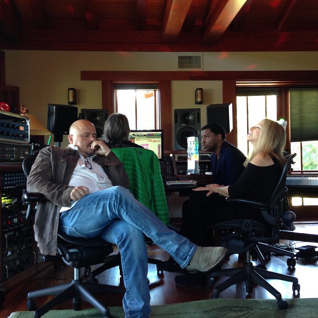Барбра слуша внимателно записите за албума Partners заедно с продуцента Уолтър Афанасиев, копродуцента и певец Бейбифейс и инженера Дейв Райцас