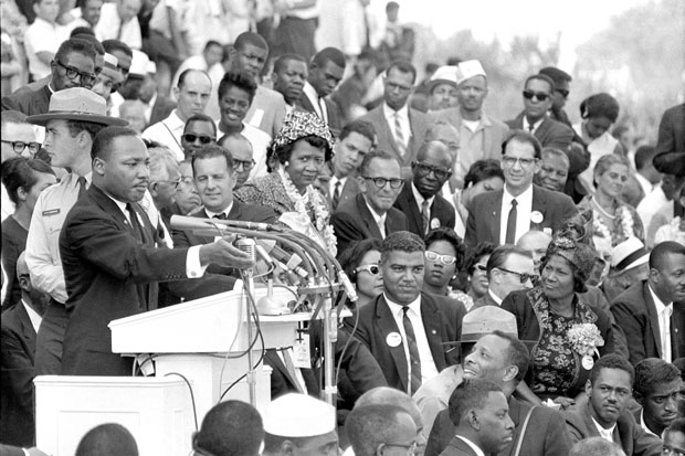 Мартин Лутър Кинг изнася реч във Вашингтон през 1963 г. В публиката е Махалия Джаксън (дамата с цветето на ревера).